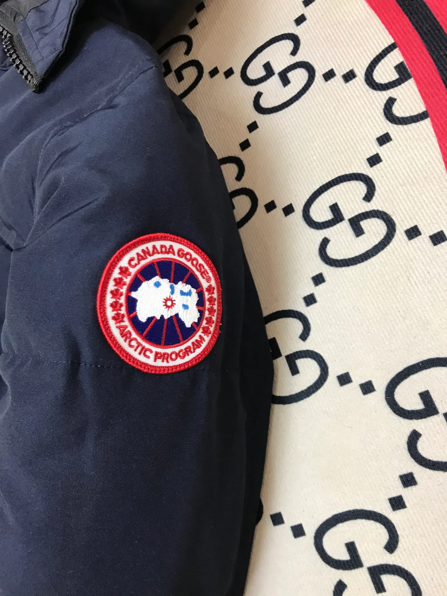 P640 Canada Goose MacMillan parka 17 styles for men and women, short style without fur collar, Arctic and Antarctic scientific expedition teams and others choose Canada Goose as their winter wear, the Rolls-Royce of down jackets. ➖ Industry-leading anti-counterfeiting chip sensing. ➖ Imported Behringer embroidery machines and customized embroidery labels, the highest level and industry leading. ➖ Imported Korean 21-count polyester-cotton blended original fabric, TC85 waterproof coated fabric, water-repellent, windproof and wear-resistant. ➖ The new national standard 80 white duck down is filled with an average of 520 grams of down. The amount of down filled is industry-leading. ➖ 100% nylon lining with double double-layer sealing design to prevent velvet running, and seamless thread design on the cuffs! ➖ Western Canadian Green Wolf Collar. ➖ Yoshida YKK provides original factory-customized electroplated sliders. YKK two-way lockable zippers are tight and smooth and do not peel off paint. ➖ 3M composite Velcro is durable and the accessories and hardware are all custom-made. Note: Our copywriting is only simple and clear. Instead of bragging about the copywriting, it is better to compare and understand with samples. Only for the purest goose, the most dedicated, the most professional, the highest quality, the highest cost performance! Color: green gray red off-white navy black SIZE: S-XXL [with size chart]